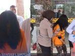 Wanita-Kuras-ATM-Orang-Tua-Pacar-di-Bandar-Lampung-Pakai-Uang-Rp76-Juta-untuk-Foya-foya.jpg