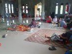 Warga-Desa-Tanjong-Teungku-Ali-Kecamatan-Matangkuli-Aceh-Utara-mengungsi-ke-meunasah.jpg