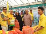 Warga-Kembali-Serbu-Kantor-Golkar-Banda-Aceh_Berburu-Paket-Sembako-Murah.jpg