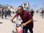 Warga-Palestina-di-Gaza-berlarian-mencari-perlindungan-ketika-drone-Israel-melancarkan-serangan.jpg
