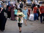 Warga-Palestina-membawa-barang-barang-mereka-mengungsi-ke-daerah-yang-lebih-aman-di-Kota-Gaza.jpg