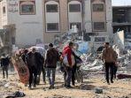 Warga-Palestina-membawa-barang-barang-mereka-saat-kembali-ke-kota-Rafah-di-Jalur-Gaza-selatan.jpg