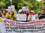 Warga-Ujong-Sikuneng-Demo-PN-Suka-Makmue.jpg