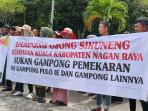 Warga-Ujong-Sikuneng-menggelar-aksi-ke-PN-Suka-Makmue.jpg