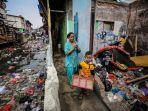 Warga-berjalan-di-dekat-kali-yang-dipenuhi-sampah-di-Jalan-Jati-Bunder.jpg