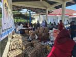 Warga-memadati-pasar-murah-di-halaman-Kantor-Camat-Kuala-Pesisir-Selasa-lalu.jpg