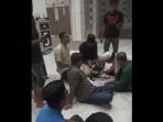 Warga-memeriksa-barang-barang-mencurigakan-dari-pria-kelompok-Millah-Abraham.jpg