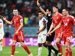 Wasit-Qatar-Abdulrahman-Al-Jassim-menunjukkan-kartu-kuning-kepada-pemain-depan-Wales.jpg