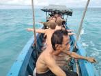 Wisatawan-asal-Belanda-saat-dievakuasi-usai-speed-boatnya-tenggelam-dihantam-ombak_.jpg