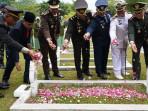 Sambut HUT Ke-80 TNI, Ratusan Prajurit Ziarah Makam Pahlawan
