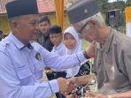 Zainal-Abidin-75-mendapat-penghargaan-dari-Dinas-Perpustakaan-dan-Kearsipan-Aceh-Timur.jpg