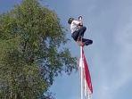 aksi-heroik-akhyar-panjat-tiang-selamatkan-bendera-merah-putih-saat-memperingati-hut-ri-ke-77.jpg