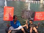 aksi-peduli-rohinya-di-kolam-bundaran-h_20150524_110808.jpg