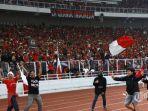 aksi-suporter-timnas-indonesia-yang-memasuki-lapangan.jpg