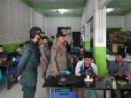 anggota-satpol-pp-memberikan-arahan-kepada-pelajar-yang-sedang-nongkrong-di-warkop.jpg