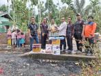 antuan-masa-panik-kepada-korban-rumah-terbakar-di-Desa-Rantau-Panyang-Juli-Bireuen.jpg