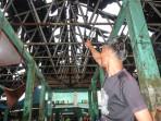 atap-bolong-pedagang-basah.jpg
