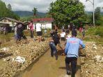 Atasi Banjir, Forum Pemuda Penjaga Leuser Bersama Warga Bersihkan Sungai