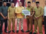 bank-aceh-syariah-bireuen-serahkan-zakat-ke-pemkab-bireuen_2025.jpg