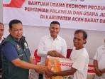 Pemerintah Aceh Salurkan Bantuan UEP untuk 30 KPM di Abdya, Ini Pesan Bupati Safaruddin