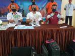bb-dan-tersangka-judi-online-di-aula-mapolres-langsa.jpg