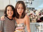 bcl-dan-anaknya-noah-sinclair-yang-sedang-meniup-lilin-di-atas-kue-donat.jpg