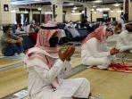 berdoa-di-masjid-riyadh-arab-saudi.jpg