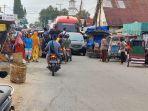 Pedagang Berjualan di Jalan Raya Lawe Sigala-gala, Arus Transportasi Terganggu