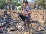 bersihkan-sisa-rumah-terbakar-di-Desa-Rantau-Panyang-Juli-Bireuen.jpg