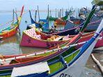 boat-isi-BBM-di-Kuala-Peukan.jpg