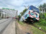 bus-Kurnia-dengan-nomor-polisi-BL-7577-PB-mengalami-kecelakaan-tunggal.jpg