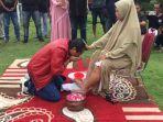 calon-bupati-minum-air-kaki-ibu.jpg