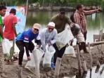 camat-tabur-benih-bandeng-BUMDes.jpg