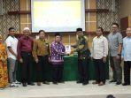 dekan-fah-uin-ar-raniry-menyerahkan-cinderamata-kepada-ketua-prodi-ilmu-perpustakaan-fis-uinsu.jpg