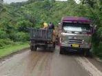 dump-truck-melintasi-jalan-nasional-tangse-pidie-selasa-13122022.jpg