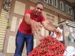 edagang-cabai-merah-di-Pasar-Kota-Kualasimpang.jpg