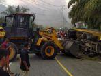 evakuasi-truk-terbalik.jpg