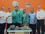foto-bersama-usai-berhasil-meraih-medali-emas-OKEHH.jpg