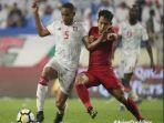 gelandang-timnas-indonesia-andik-vermansah-kanan-berduel-dengan-pemain-uea.jpg