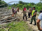 Anggota Koramil 13/Kluet Timur Gotong-Royong di Jalan Desa Paya Dapur