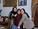 ibu-al-kausar-tengah-dan-kedua-putrinya-yaitu-rahmy-dan-asmaul-husna-akhirnya-berdamai-1.jpg