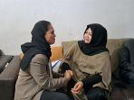ibu-al-kausar-tengah-dan-kedua-putrinya-yaitu-rahmy-dan-asmaul-husna-akhirnya-berdamai-2.jpg