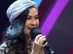 iis-dahlia-saat-menyanyikan-lagu-marhaban-tiba.jpg