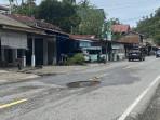 jalan-berlubang-di-tapaktuan-aceh-selatan_20251110.jpg