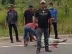 Pengendara Sepmor Alami Kecelakaan Akibat Lubang di Jalan Lintas Nasional Aceh Timur 