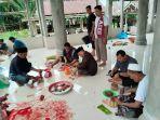 jamaah-kerja-sama-siapkan-daging-qurban.jpg