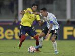 johan-mojica-berduel-dengan-angel-di-maria-pada-laga-argentina-vs-kolombia.jpg