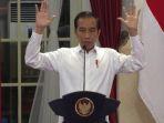 jokowi-membuat-gestur-mengangkat-tangan-setelah-menyampaikan-kemungkinan-reshuffle-kabinet.jpg