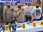 kabid-humas-polda-aceh-memperlihatkan-barang-bukti-senjata-api-yang-digunakan-tersangka.jpg
