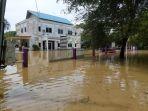 kantor-dinas-tenaga-kerja-aceh-tamiang-terendam-banjir.jpg
